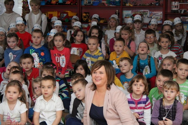 Edyta Jungowska zachęcała dąbrowskich przedszkolaków do czytania książek i słuchania audiobooków