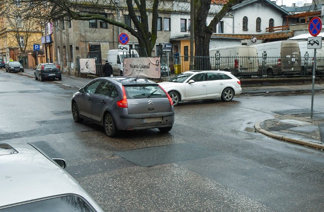 Typowy widok na skrzyżowaniu równorzędnym ul. Sienkiewicza z ul. Zduny. Auto jadące ul. Zduny ma pierwszeństwo, tyle że właściciel citroena ma zupełnie inne zdanie.