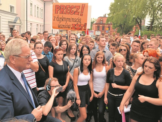 Uczniowie Zespołu Szkół Technicznych zorganizowali uliczny protest, a potem strajk okupacyjny przeciw decyzjom starosty. Teraz dyrektorka ZST została oskarżona o inspirowanie ich działań