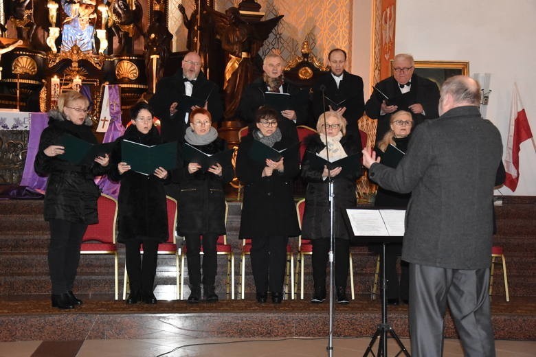 Starachowickie "wejście na Kalwarię", czyli koncert i rozważania pasyjne w parafii na Łazach