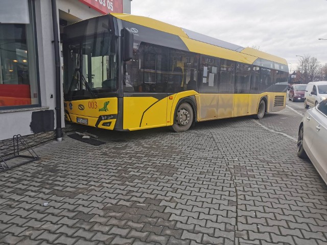 Autobus komunikacji miejskiej wjechał w budynek w Nowym Targu
