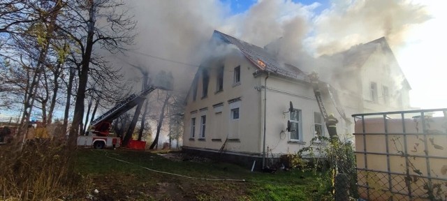 Ogień ogarnął część górnych kondygnacji budynku mieszkalnego w Cygusach.