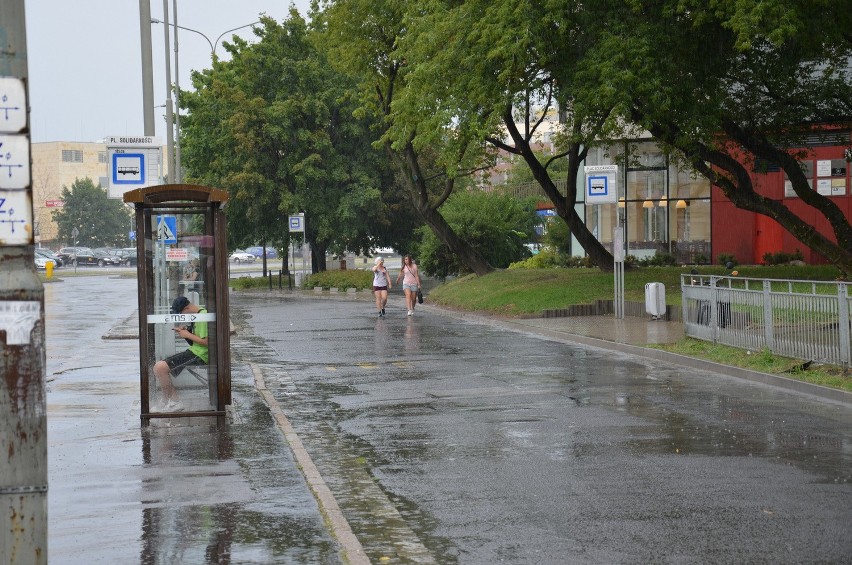 Meteorolodzy ostrzegają przed burzami z gradem. We Wrocławiu już pada (GDZIE JEST BURZA, RADAR)