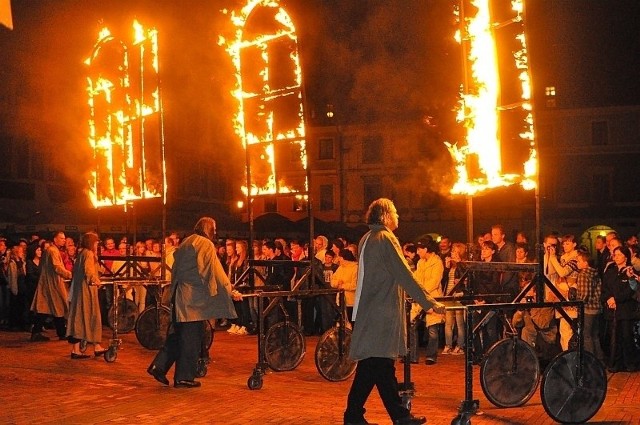 Spektakle Zamojskiego Lata Teatralnego, pod dachem i plenerowe, grane na Rynku Wielkim, cieszą się niesłabnącą od 40 lat popularnością.