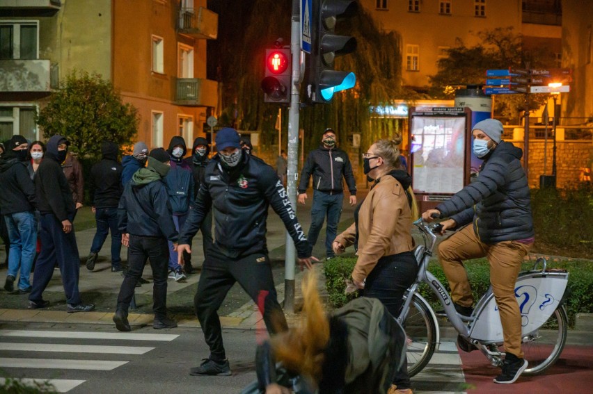 Ataki narodowców na demonstrację we Wrocławiu. „Kopali w głowy, pryskali gazem"
