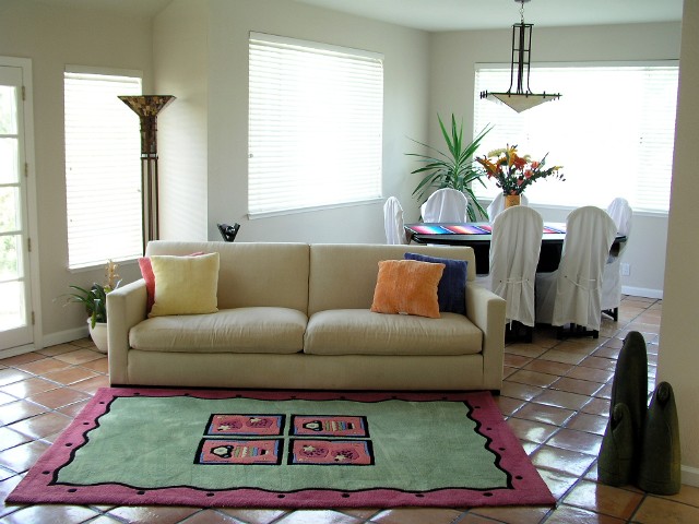 Meble tapiecerowane i dywan w salonieCzyszczenie mebli tapicerowanych i dywanów możemy wykonać samodzielnie lub zlecić firmie świadczącej takie usługi.