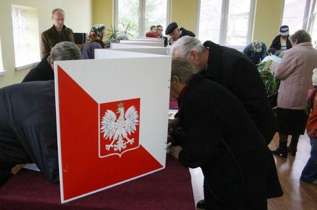 Wybory w BieszczadachW Bieszczadach mieszkancy tlumnie ruszyli do urn by wziąc udzial w wyborach. Widoczne to bylo zwlaszcza przed i po wizytach w kościolach.