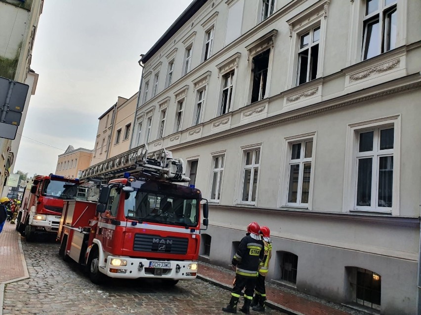 Pożar w Chojnicach 20.10.2020. Pali się mieszkanie w kamienicy na ul. Cechowej 4. Ewakuowano pięć osób, w tym dwoje małych dzieci