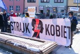 Limanowa. Członkowie KOD i Ogólnopolskiego Strajku Kobiet manifestowali w obronie 17-letniej Małgorzaty i prawa do protestowania[ZDJĘCIA]