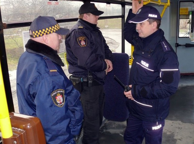 W piątek autobusy komunikacji miejskiej patrolowali strażnicy miejscy i policjanci.