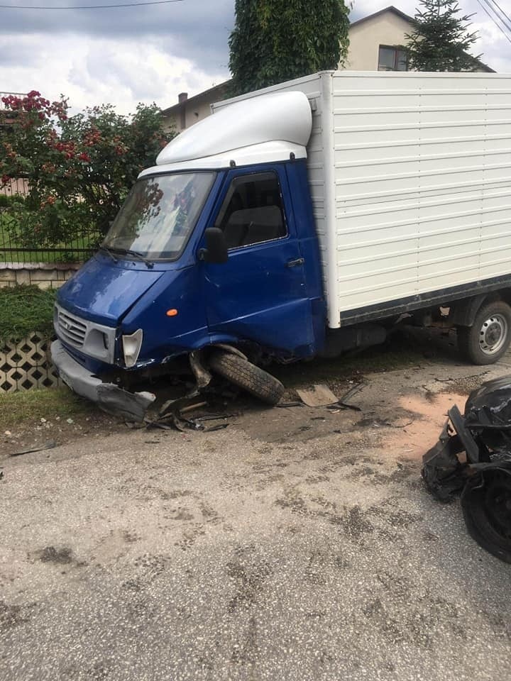 Wypadek w Zastowie. Czołowe zderzenie dwóch samochodów, jedna osoba została poszkodowana