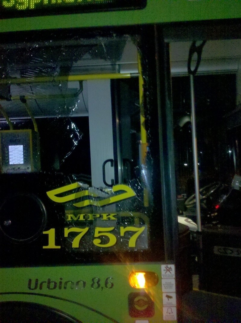 Nocny autobus MPK Poznań: 18-latek napadł na pasażera i zbił...