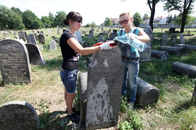 Żydowska historia łączy dzieje Polski i Ukrainy &#8211; opowiada Oksana (z lewej). Razem z koleżanką Jekateriną przyjechały na międzynarodowy obóz letni do Białegostoku, by oprócz wypoczynku pomóc ocalić ślady przeszłości.