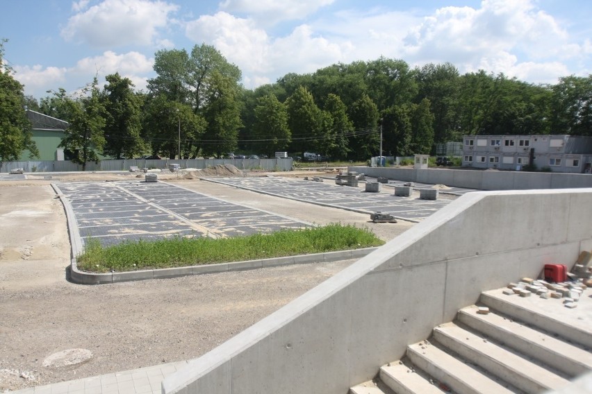 Trwają prace wykończeniowe wewnątrz budynku, na zewnątrz...