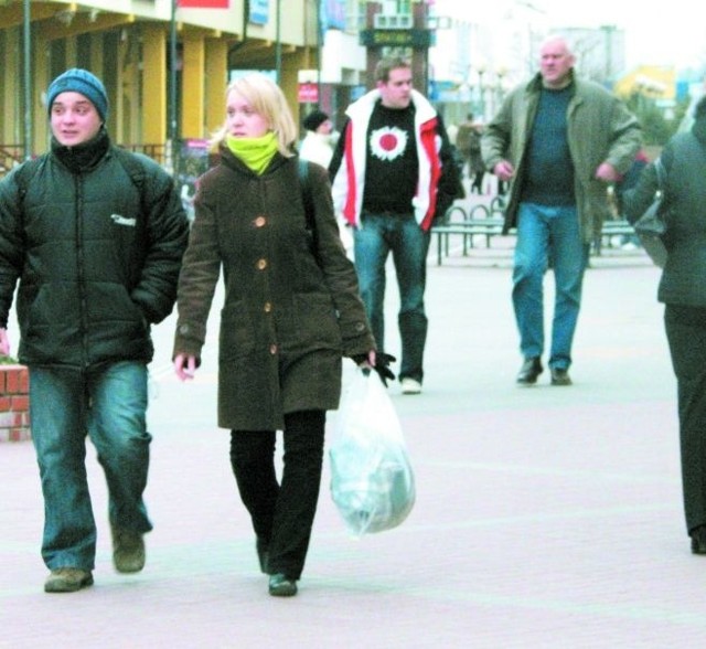 Suwalczanie powoli przygotowują się do nadchodzących świąt. Zakupowego szału jednak na razie nie widać. Sprzedawcy nie spodziewają się tak wysokich zysków, jak w ubiegłym roku.