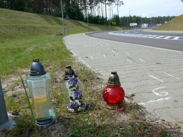 W miejscu, gdzie zginął motocyklista, stoją znicze.