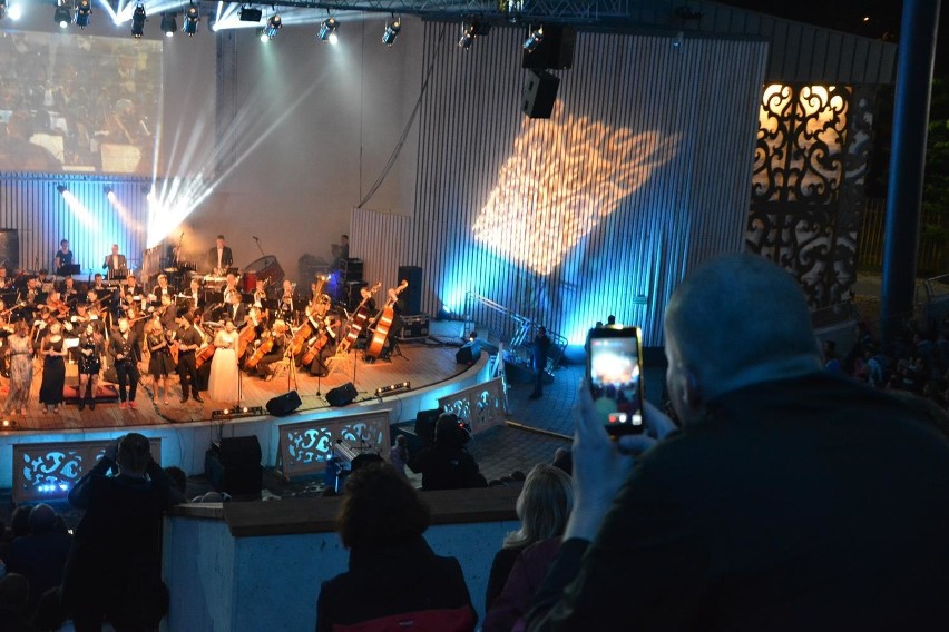 Koncert Muzyki Filmowej w Żywcu. Pianista oświadczył się koncertmistrz orkiestry [ZDJĘCIA]