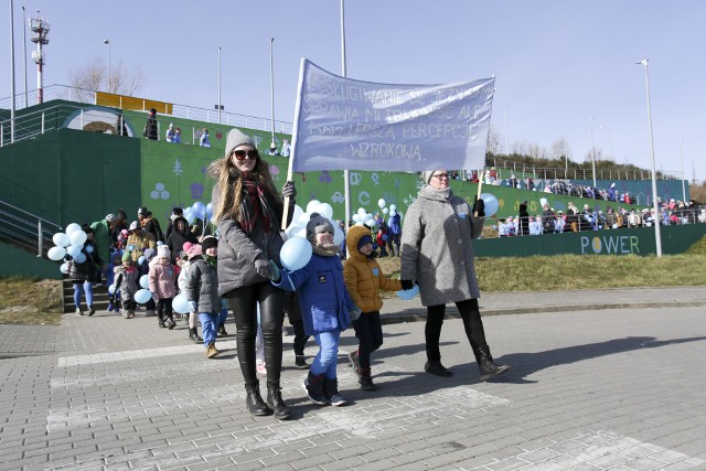 Niemal 500 osób, głównie dzieci, maszerowało dzisiaj ulicami Słupska z niebieskimi balonami, pomponami oraz transparentami, aby zwrócić uwagę na przypadający jutro, 2 kwietnia, Światowy Dzień Świadomości Autyzmu.