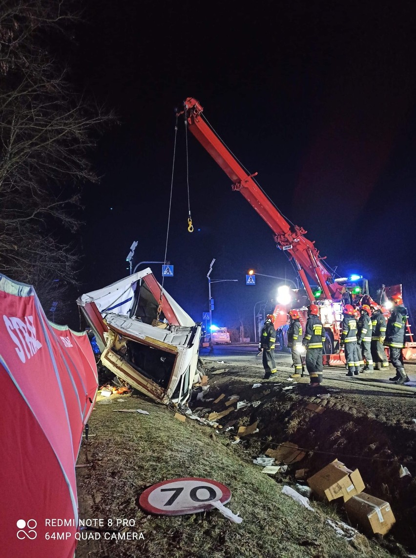 Po zderzeniu na krzyżówkach gielniowskich obie ciężarówki...