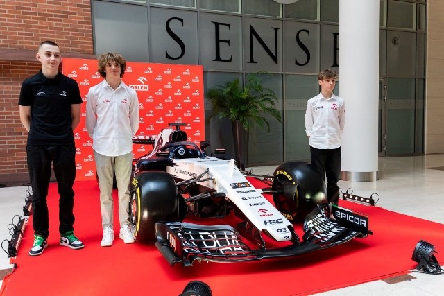 Już w najbliższy weekend odbędzie się kolejny wyścig Formuły 1 – Grand Prix Holandii. Na torze Zandvoort pojawią się także utalentowani polscy zawodnicy wspierani przez ORLEN, którzy na zaproszenie Scuderia AlphaTauri będą mogli z bliska przyglądać się startowi Yukiego Tsunody i Daniela Ricciardo, a także pracy mechaników i inżynierów zespołu.