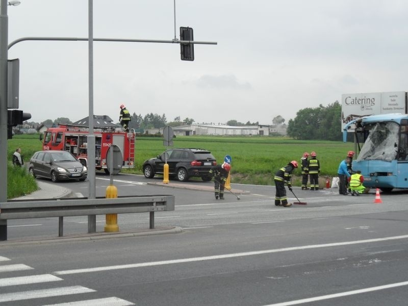 Korek na DK1 w Pszczynie. Autobus uderzył w słup [ZDJĘCIA]