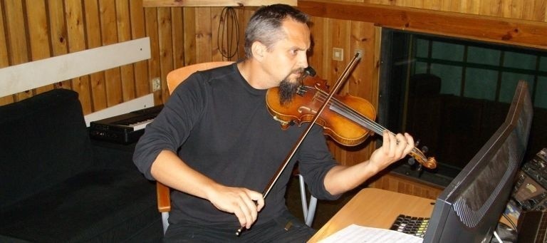 Michał „Jelonek” Jelonek. Ma 42 lata. Kompozytor, skrzypek i...