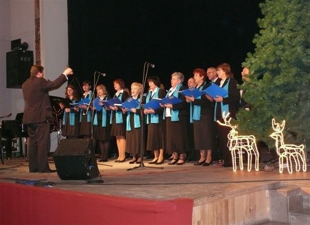 19Chór Cantate Domino z parafii NMP Saletyńskiej w Ostrowcu otrzymał wyróżnienie.