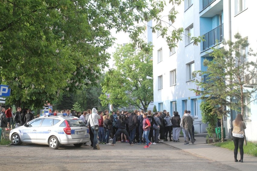 Około 100 osób protestowało pod komisariatem policji Wrocław...