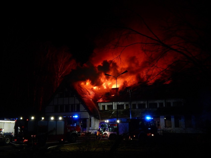 Akcja gaśnicza i dogaszanie pożaru pustostanu po dawnym...