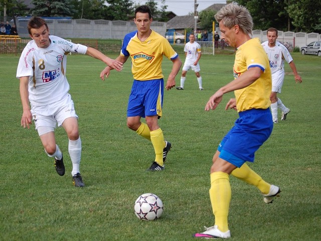 Limblach Zaczernie (żółto-niebieskie stroje) uległo na swoim boisku Partyzantowi Targowiska 0-5.