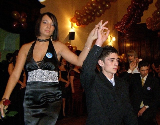 Najważniejszym tańcem studniówkowego balu jest polonez, młodzież już go ćwiczy. Na zdjęciu tańczący przed rokiem na balu w I Zespole Szkół we Wschowie