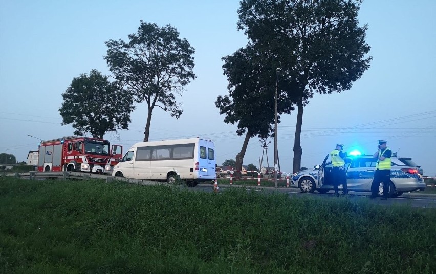 Krótko po zderzeniu na miejsce wypadku podjechał rowerzysta...