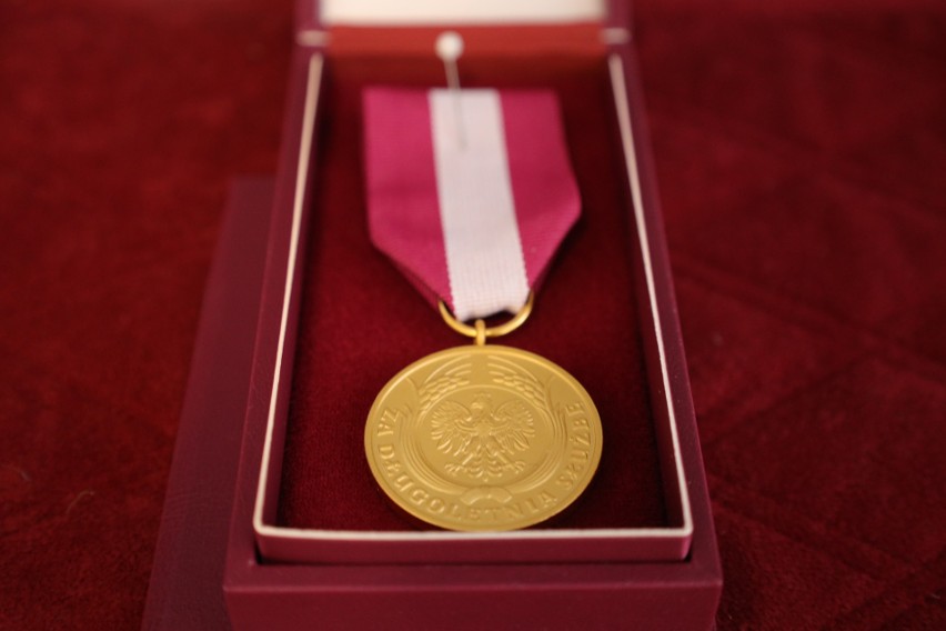 Grupa pracowników starostwa odznaczona została Medalami za...