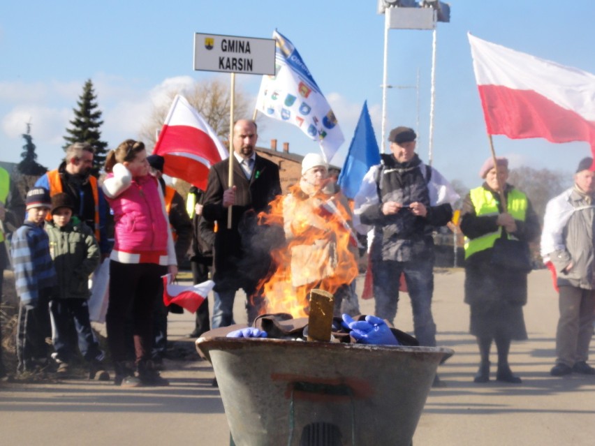 Przeciwnicy likwidacji połączeń kolejowych w czasie marszu...