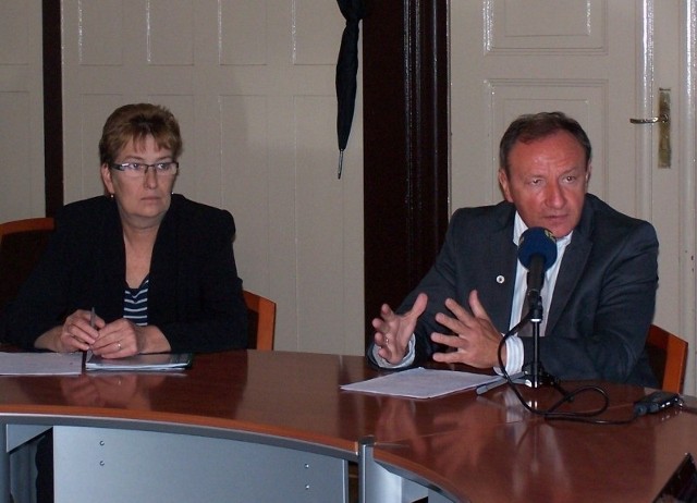 Burmistrz Lewicki podczas konferencji prasowej