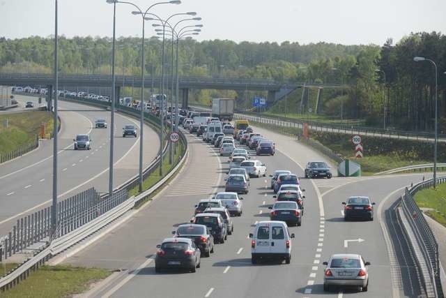 Duże natężenie ruchu powoduje korki na A1. Kierowcy omijają je przez Toruń