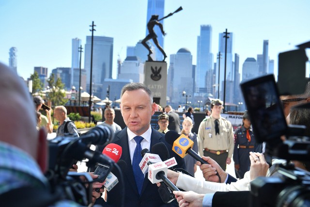 Prezydent RP Andrzej Duda przed Pomnikiem Katyńskim w Jersey City