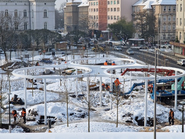 Tak wygląda postęp prac przy przebudowie placu przed dworcem PKP w Opolu.