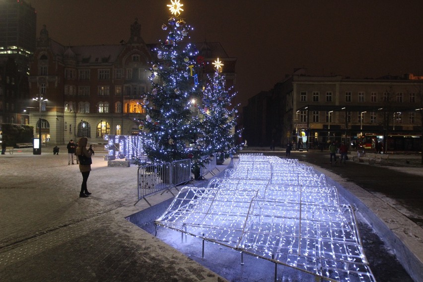 Lampki na bożonarodzeniowej choince w Katwicach już świecą....