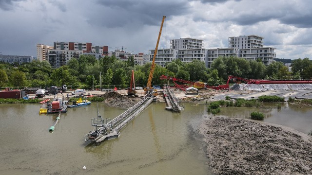 Na zalewie trwają przygotowania do budowy nowego taśmociągu, którym muł będzie transportowany na brzeg.