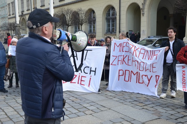 Protesty lokatorów wywołało przedłużenie przez wrocławskich urzędników czasu na odpowiedź na petycję.