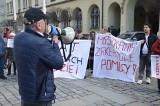 Miasto Wrocław wykupi mieszkania zakładowe. Protesty lokatorów pod wrocławskim ratuszem przyniosły skutek