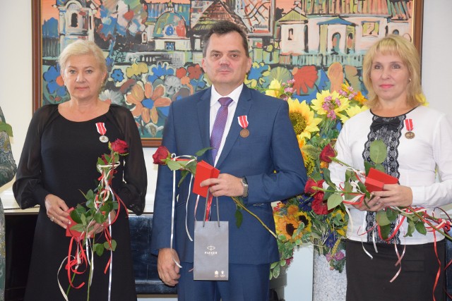 Obchody Dnia Edukacji Narodowej w Muzeum imienia Przypkowskich w Jędrzejowie. 67 pracowników oświaty otrzymało medale i nagrody.
