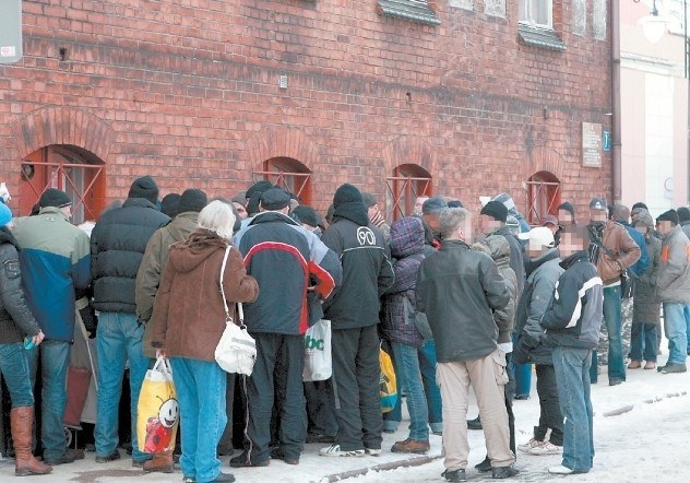 Każdego dnia przed siedzibę Caritas przy ul. Niedziałkowskiego przychodzi kilkudziesięciu potrzebującychsłupszczan z całego miasta.
