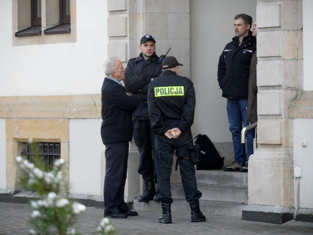 Alarm wszczął więzień na prośbę kolegi, którego czekała rozprawa