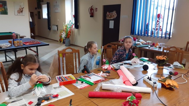 W świetlicy w Smogorzowie w gminie Przysucha dzieci samodzielnie wykonywały Calineczkę.