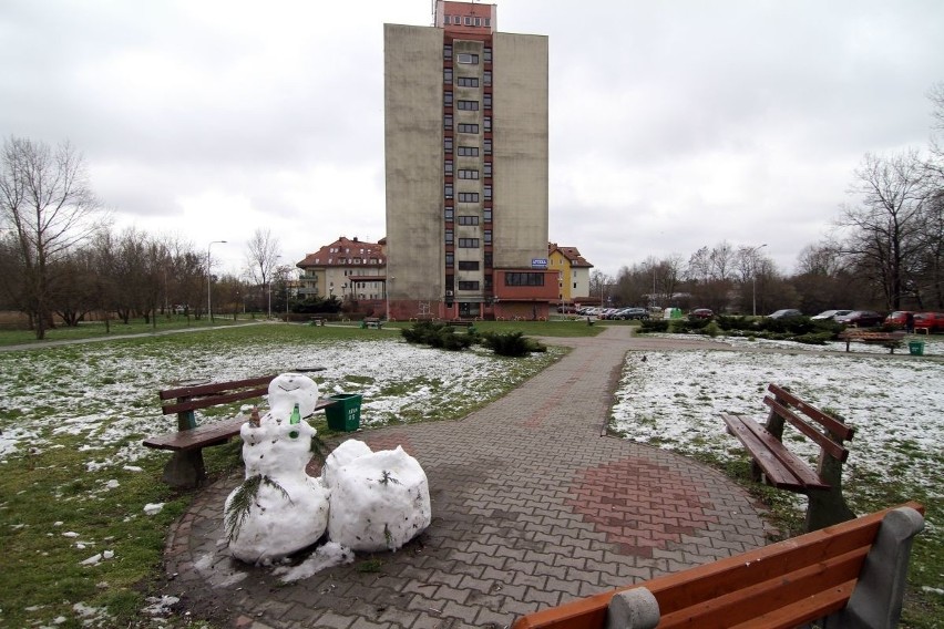 Wielkanocna zima we Wrocławiu. Studenci ulepili bałwana! (ZOBACZ ZDJĘCIA)