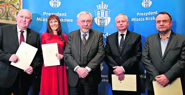 Prezydent Majchrowski (w środku) i jego nowi zastępcy (od lewej): Kośmider, Korfel-Jasińska, Muzyk i Kulig