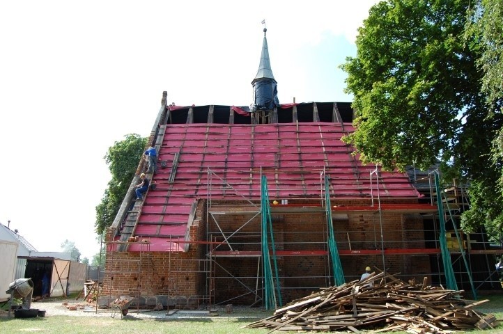 Remont dachu kościoła w Orlowie