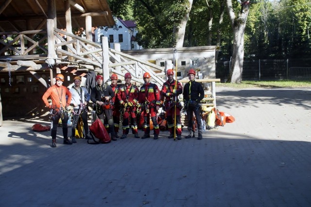 Strażacy na linach. Ćwiczenia w "Leśnym Kocie" w Słupsku